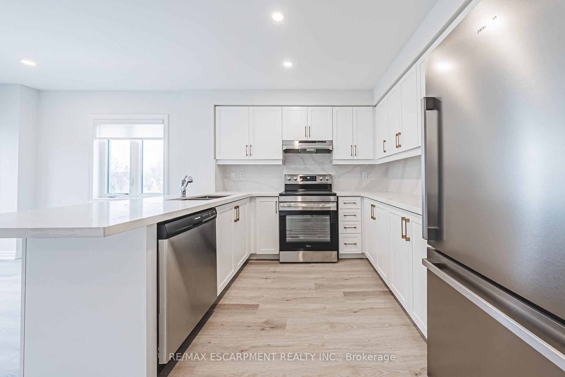 3 Bedrooms Condo at 55 Dryden,  Hamilton For sale