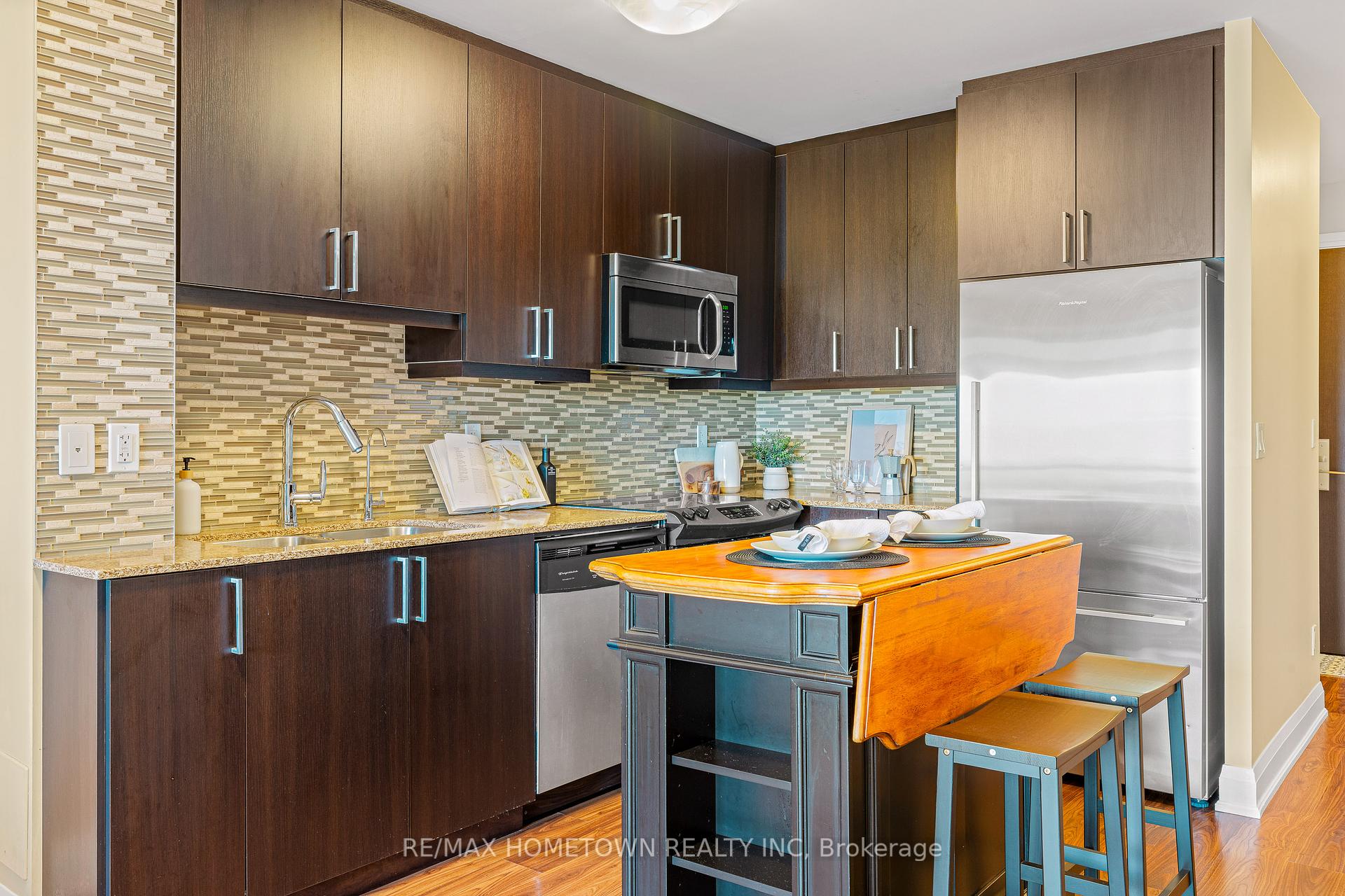 2 Bedrooms Condo at 35 Fontenay, Toronto For sale