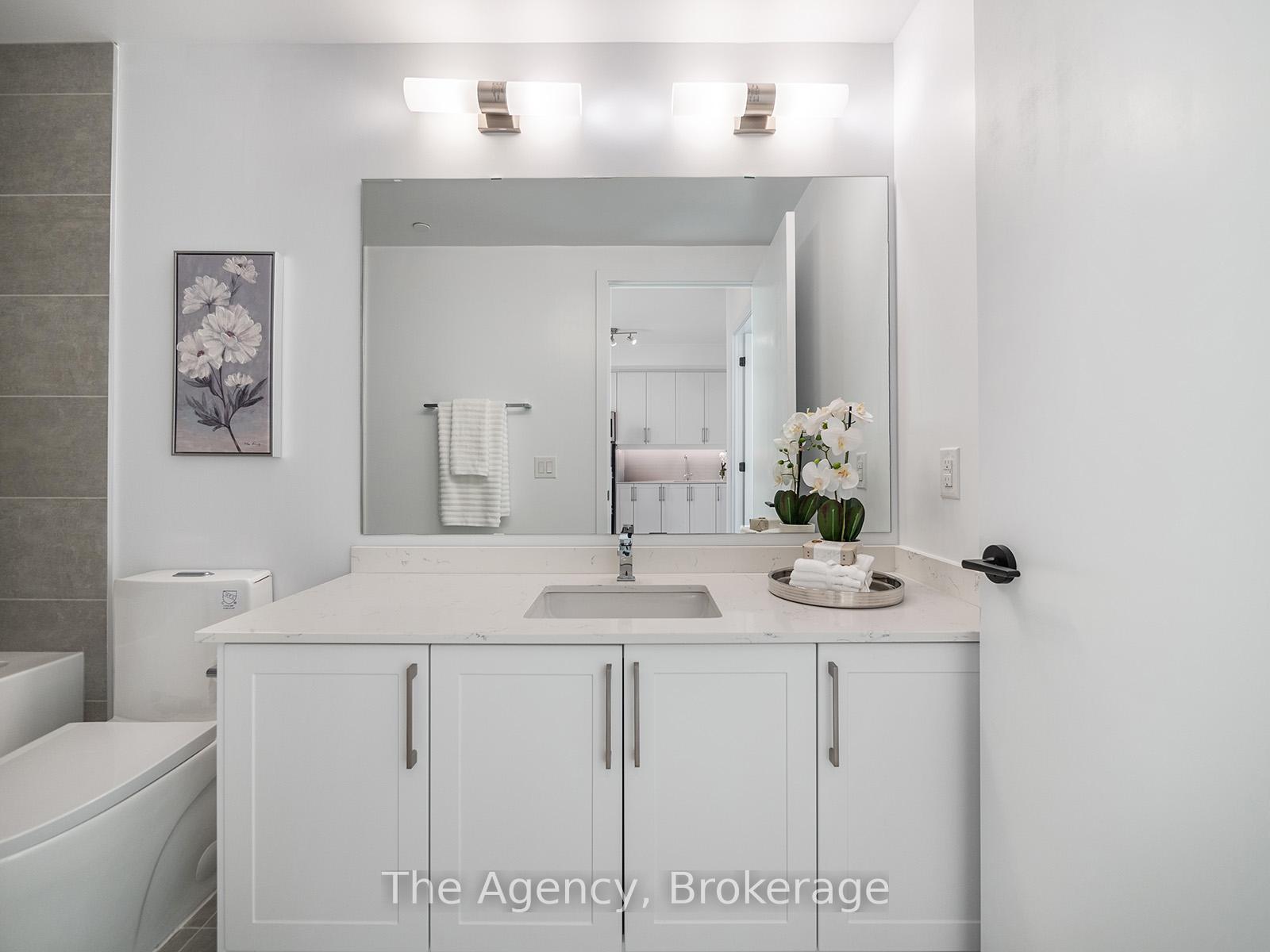 2 Bedrooms Condo at 2450 Old Bronte, Oakville For sale
