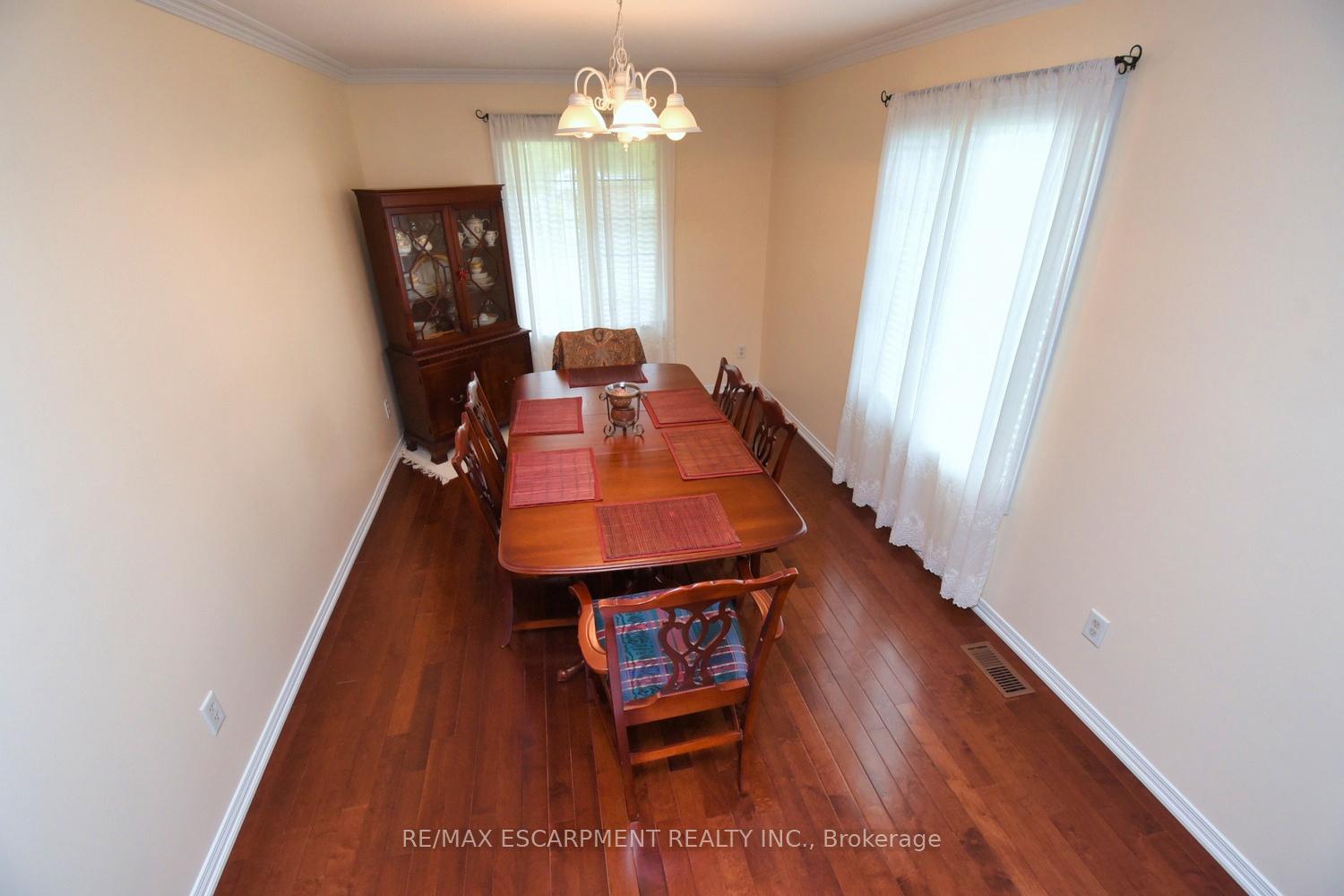 3 Bedrooms Condo at 7 Southside, Hamilton For sale