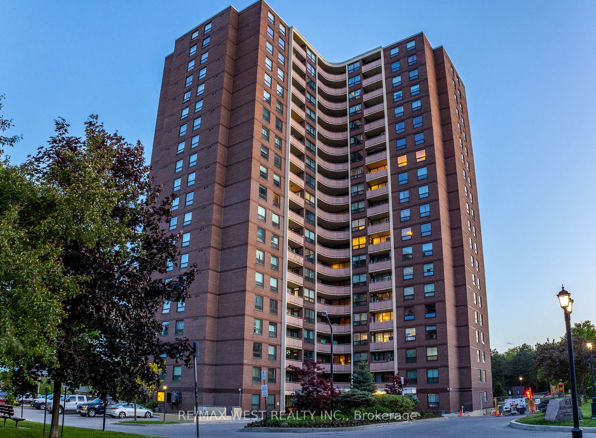 4 Bedrooms Condo at 61 Richview, Toronto For sale