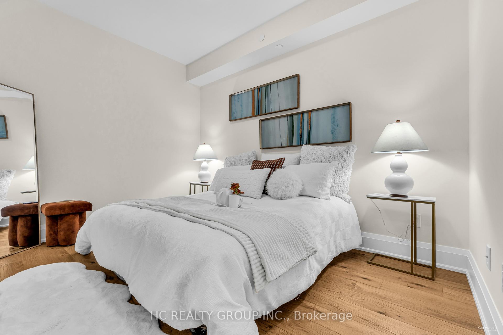 2 Bedrooms Condo at 88 Cumberland,  Toronto For sale