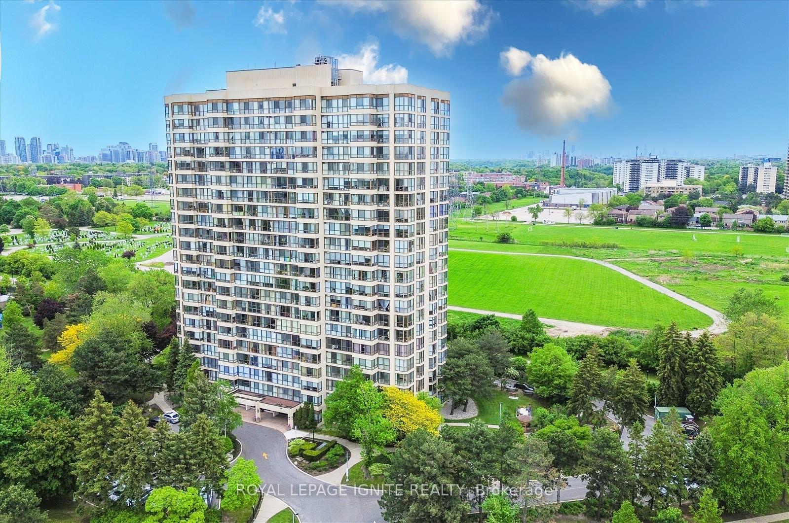 3 Bedrooms Condo at 131 Torresdale, Toronto For sale