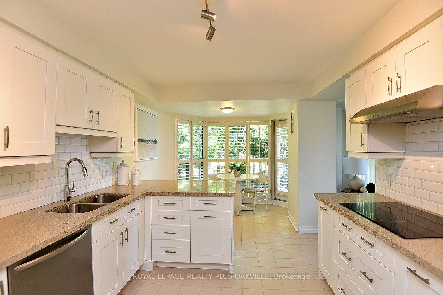 2 Bedrooms Condo at 2190 Lakeshore, Burlington For sale