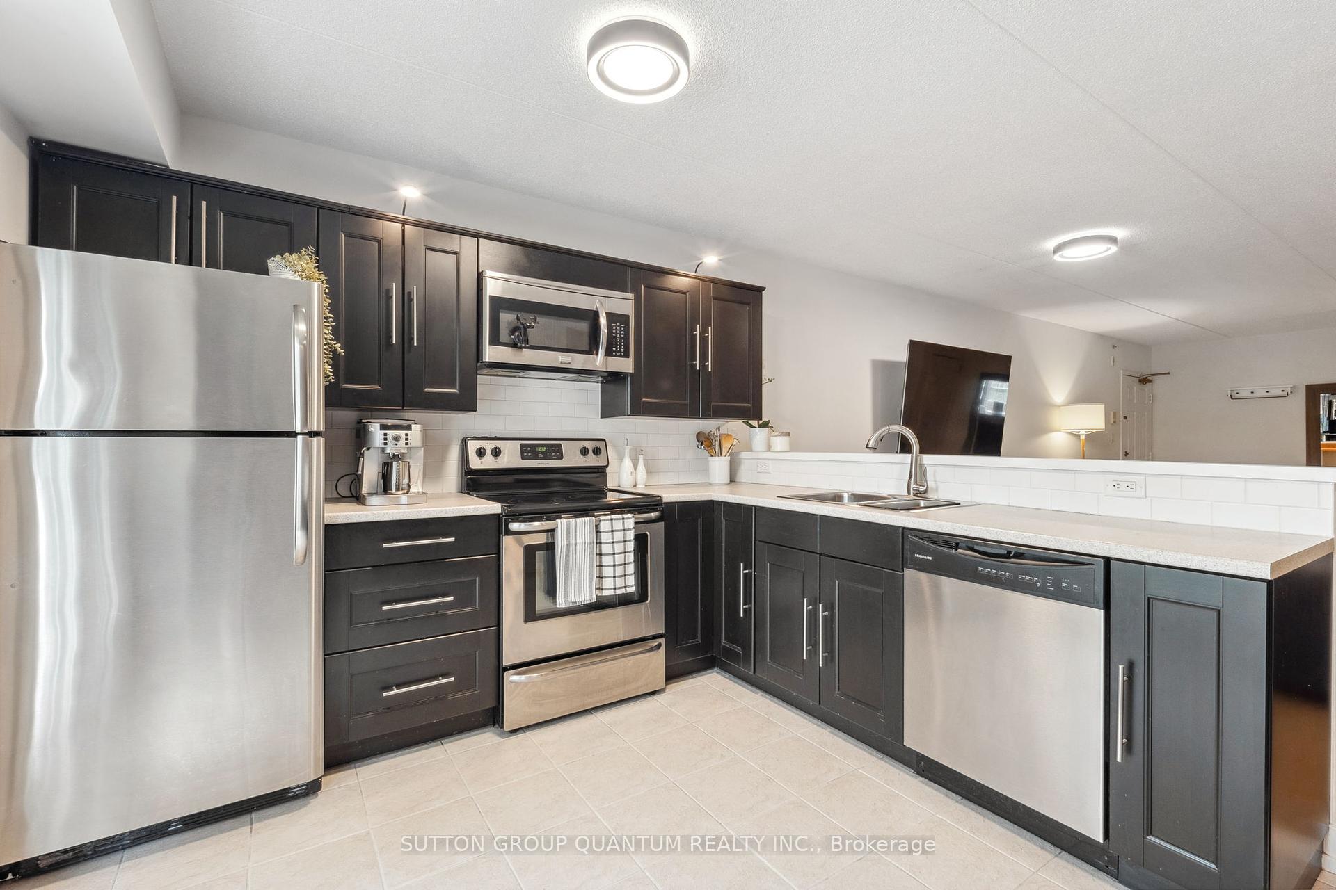 2 Bedrooms Condo at 4003 Kilmer, Burlington For sale