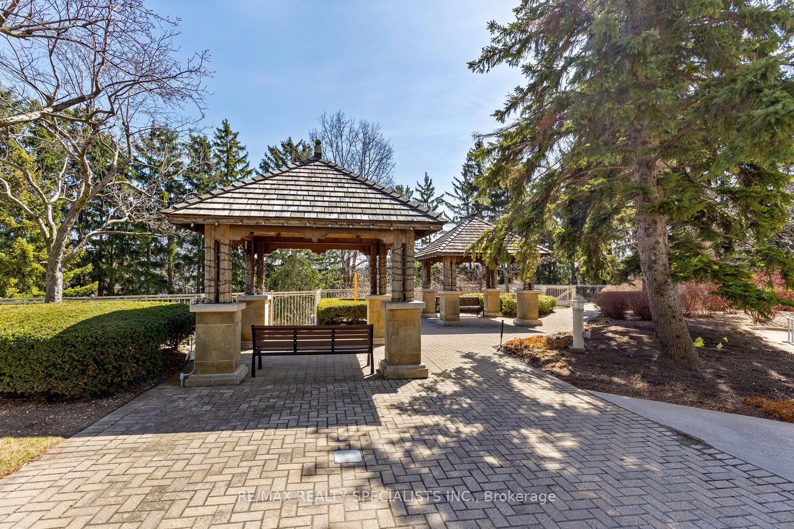 2 Bedrooms Condo at 1800 The Collegeway, Mississauga For sale