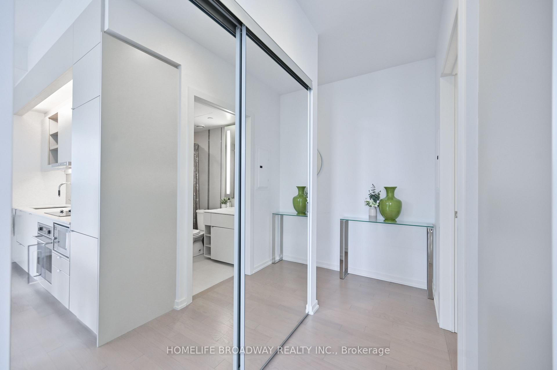 2 Bedrooms Condo at 101 Peter, Toronto For sale