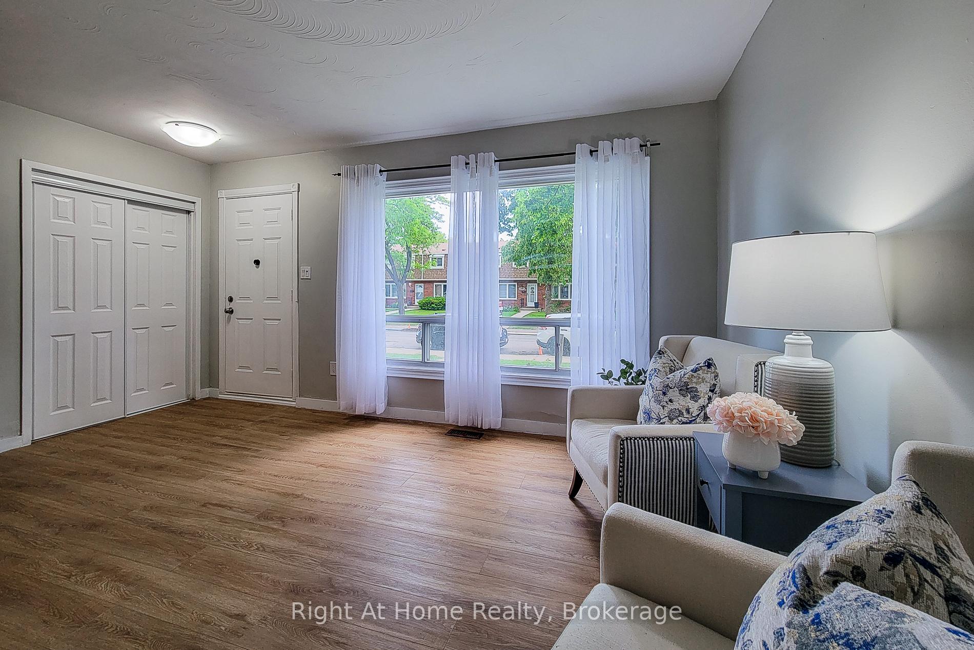3 Bedrooms Condo at 8 Glenburn, Hamilton For sale