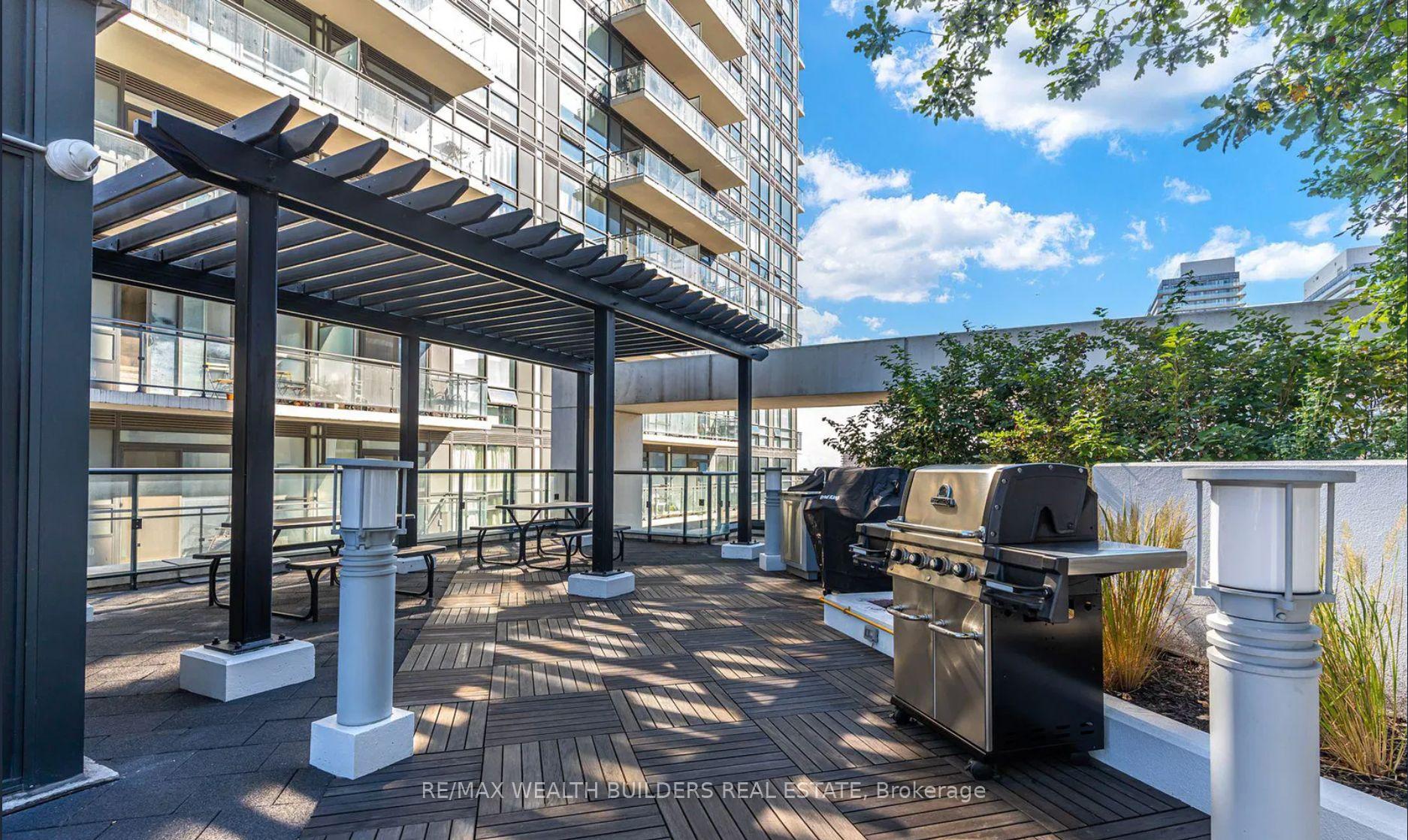 2 Bedrooms Condo at 400 Adelaide, Toronto For sale