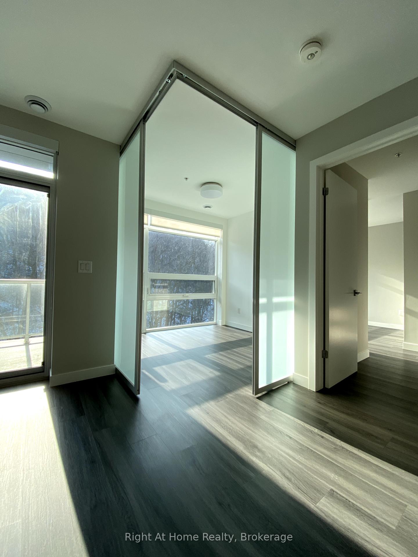 2 Bedrooms Condo at 455 Charlton, Hamilton For sale