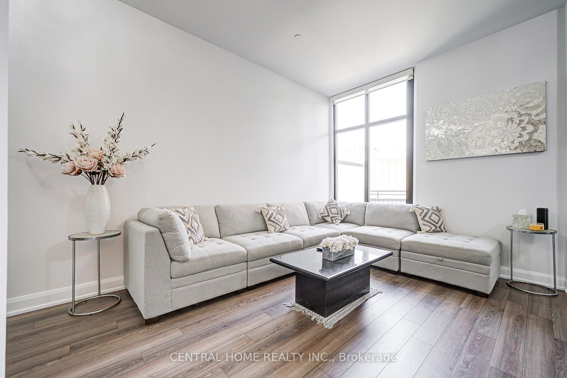 2 Bedrooms Condo at 2910 Highway 7, Vaughan For sale