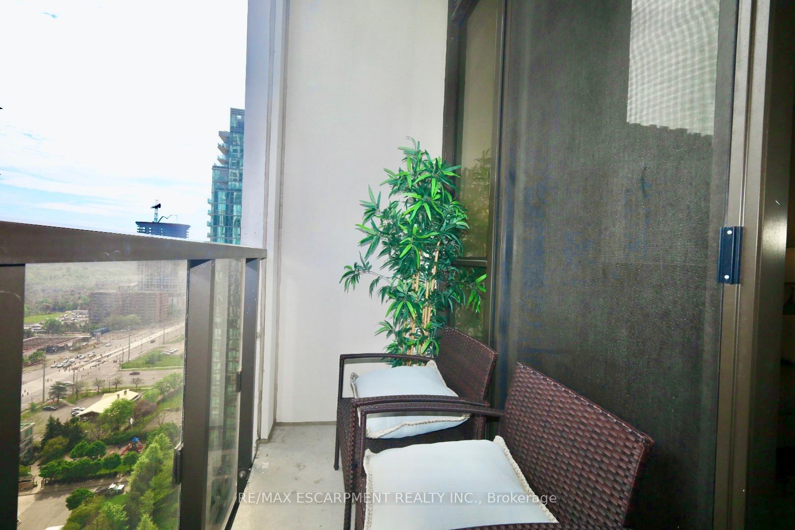 2 Bedrooms Condo at 36 Elm, Mississauga For sale