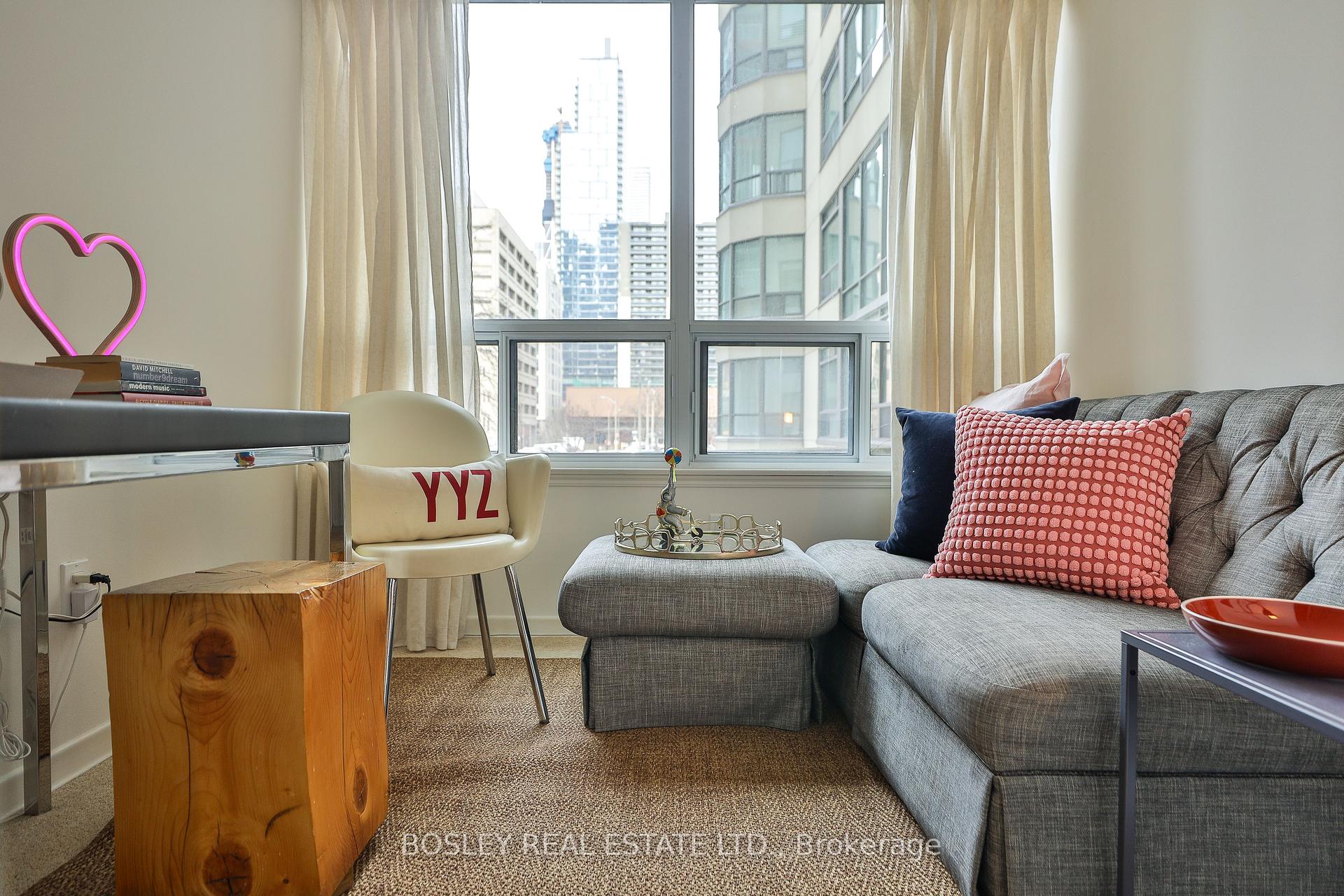 2 Bedrooms Condo at 25 Maitland, Toronto For sale