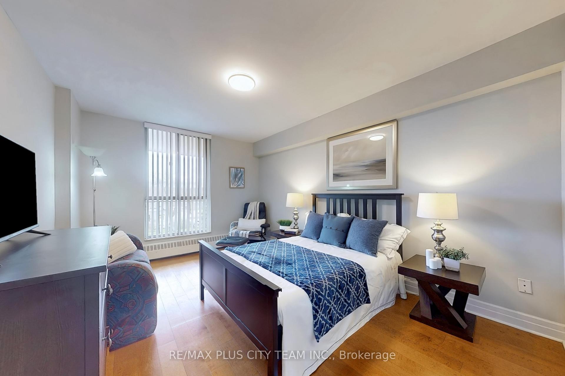 4 Bedrooms Condo at 35 Ormskirk, Toronto For sale