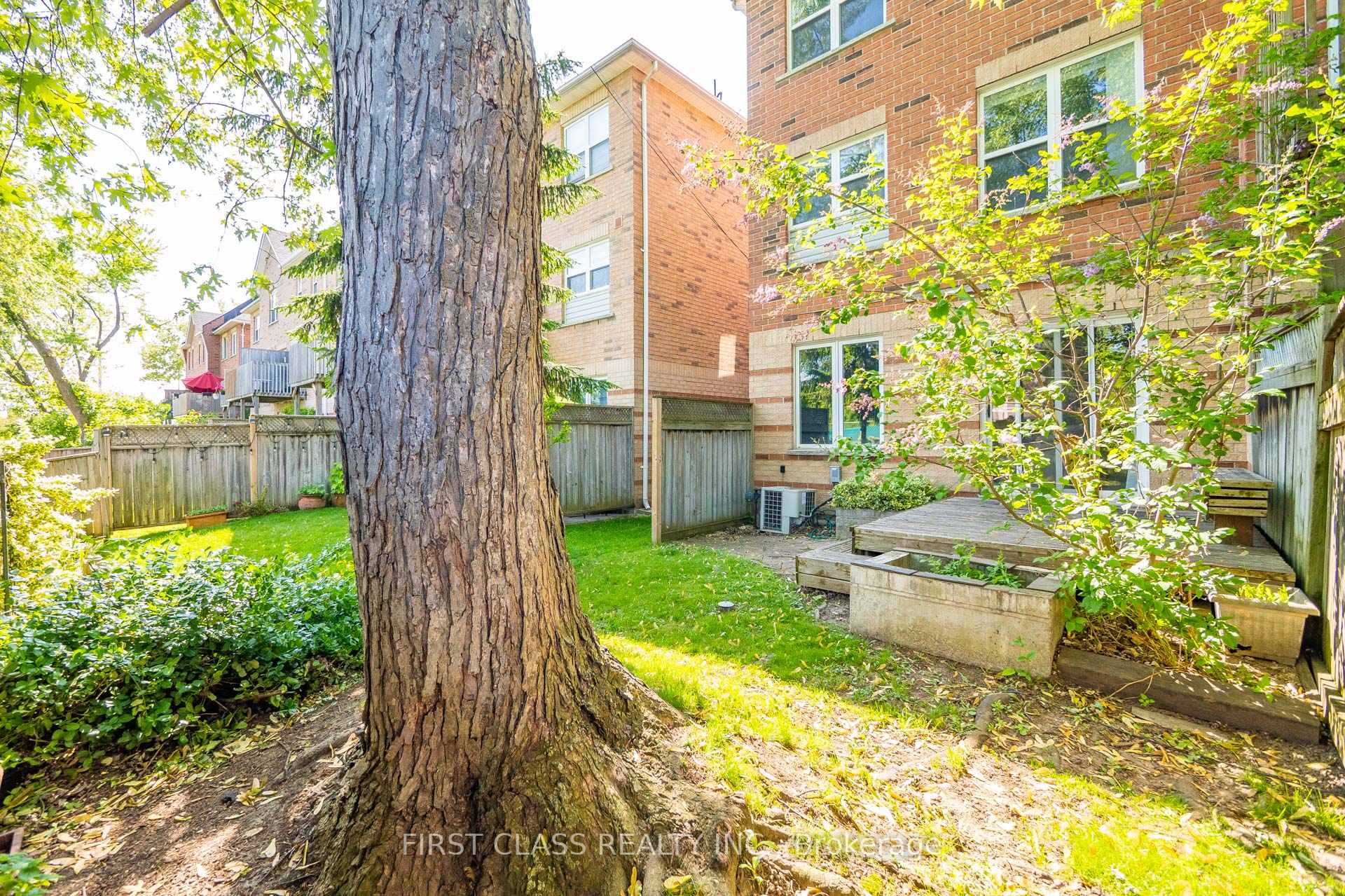 4 Bedrooms Condo at 10A Leaside Park, Toronto For sale