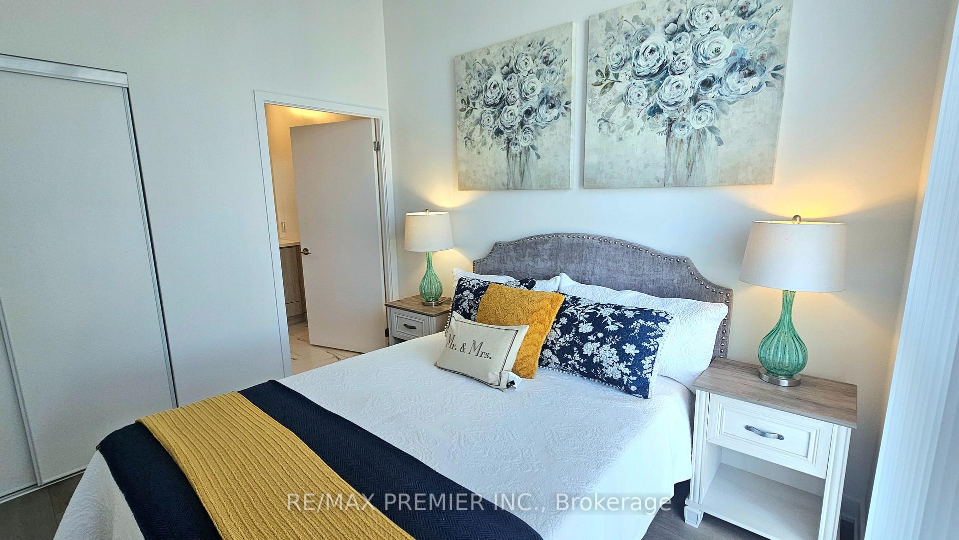 2 Bedrooms Condo at 10 Honeycrisp, Vaughan For sale