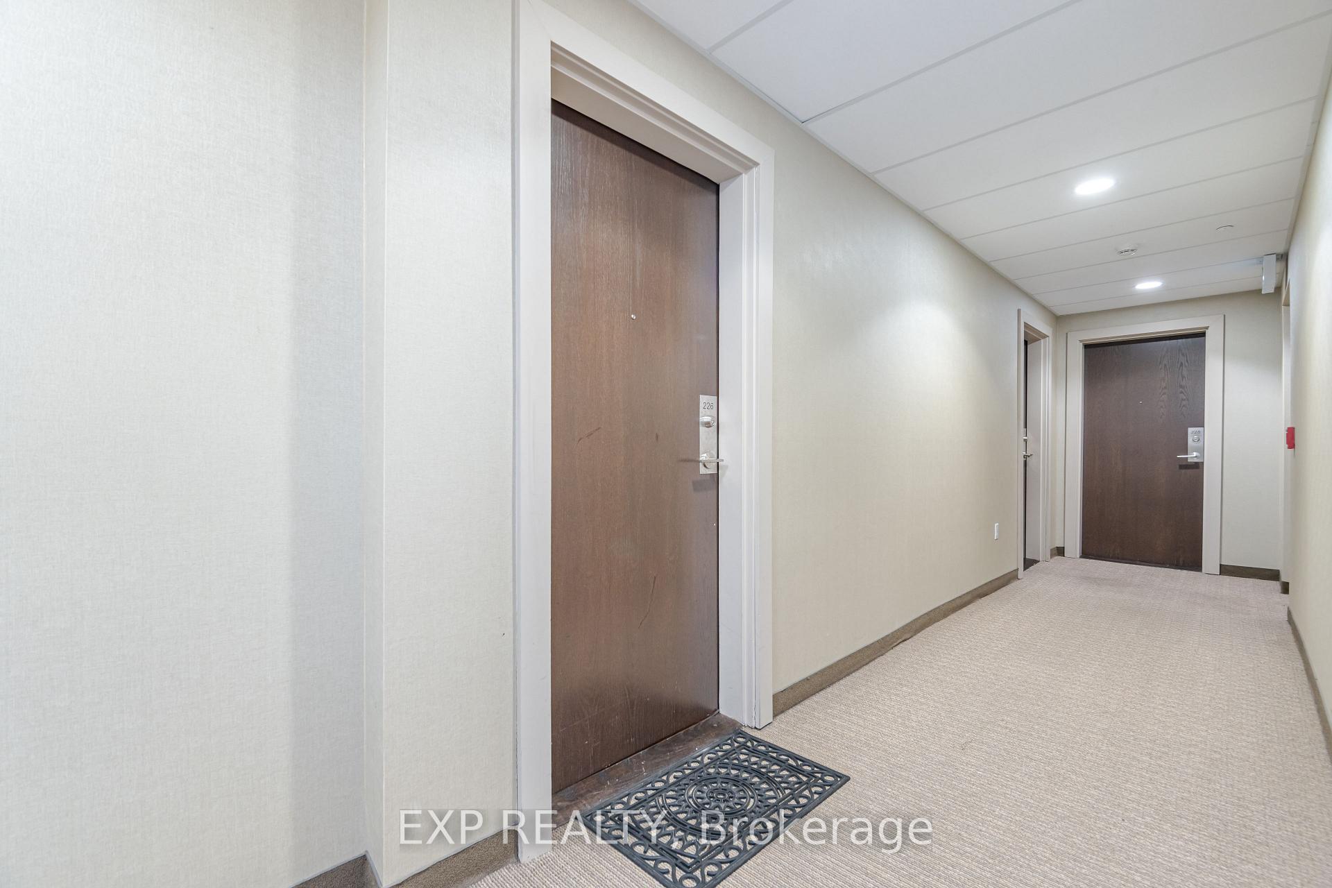 3 Bedrooms Condo at 216 Oak Park, Oakville For sale
