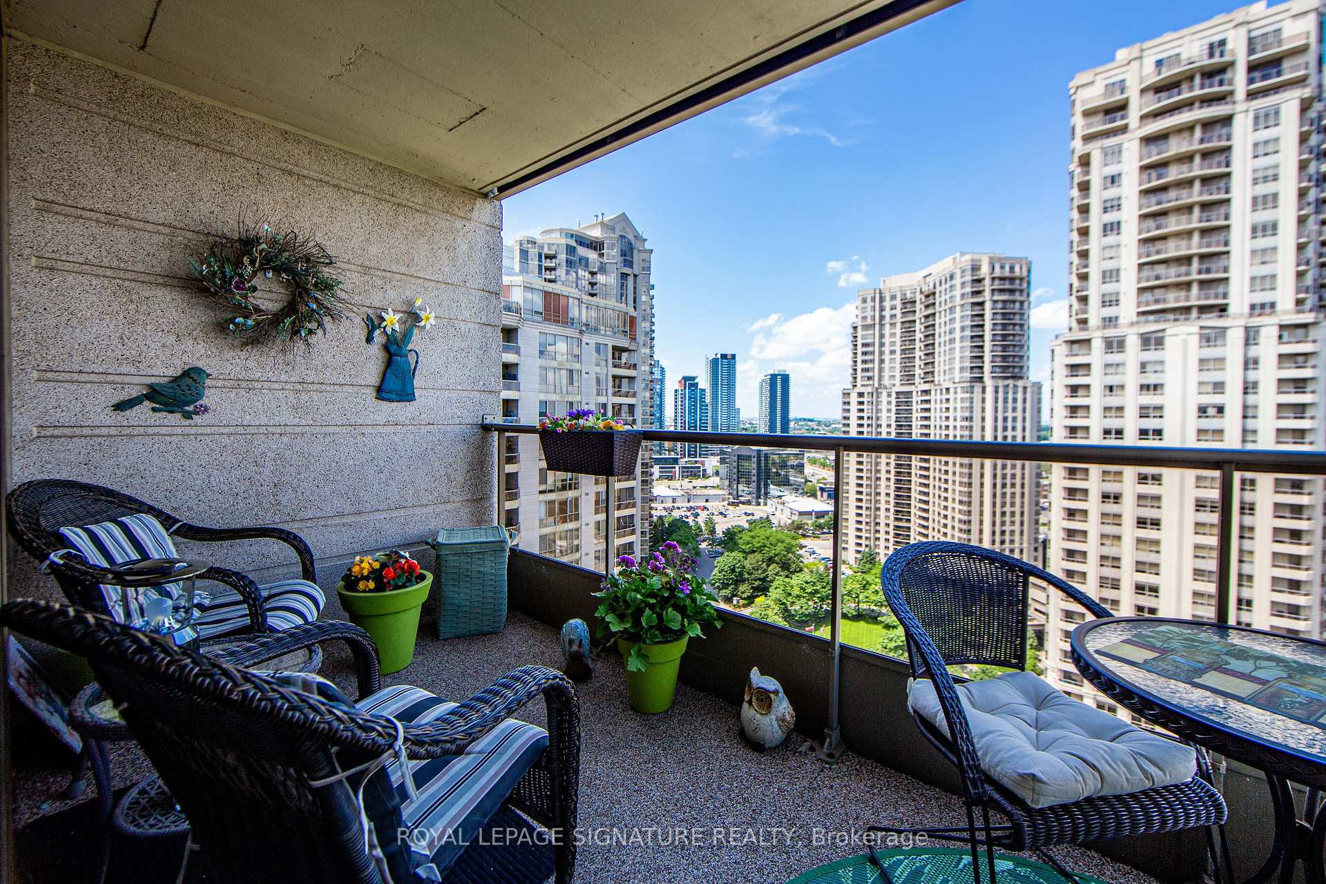 3 Bedrooms Condo at 55 Kingsbridge Garden, Mississauga For sale