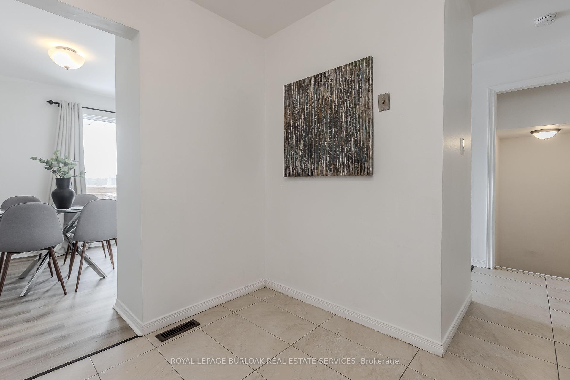 4 Bedrooms Condo at 25 Redbury, Hamilton For sale