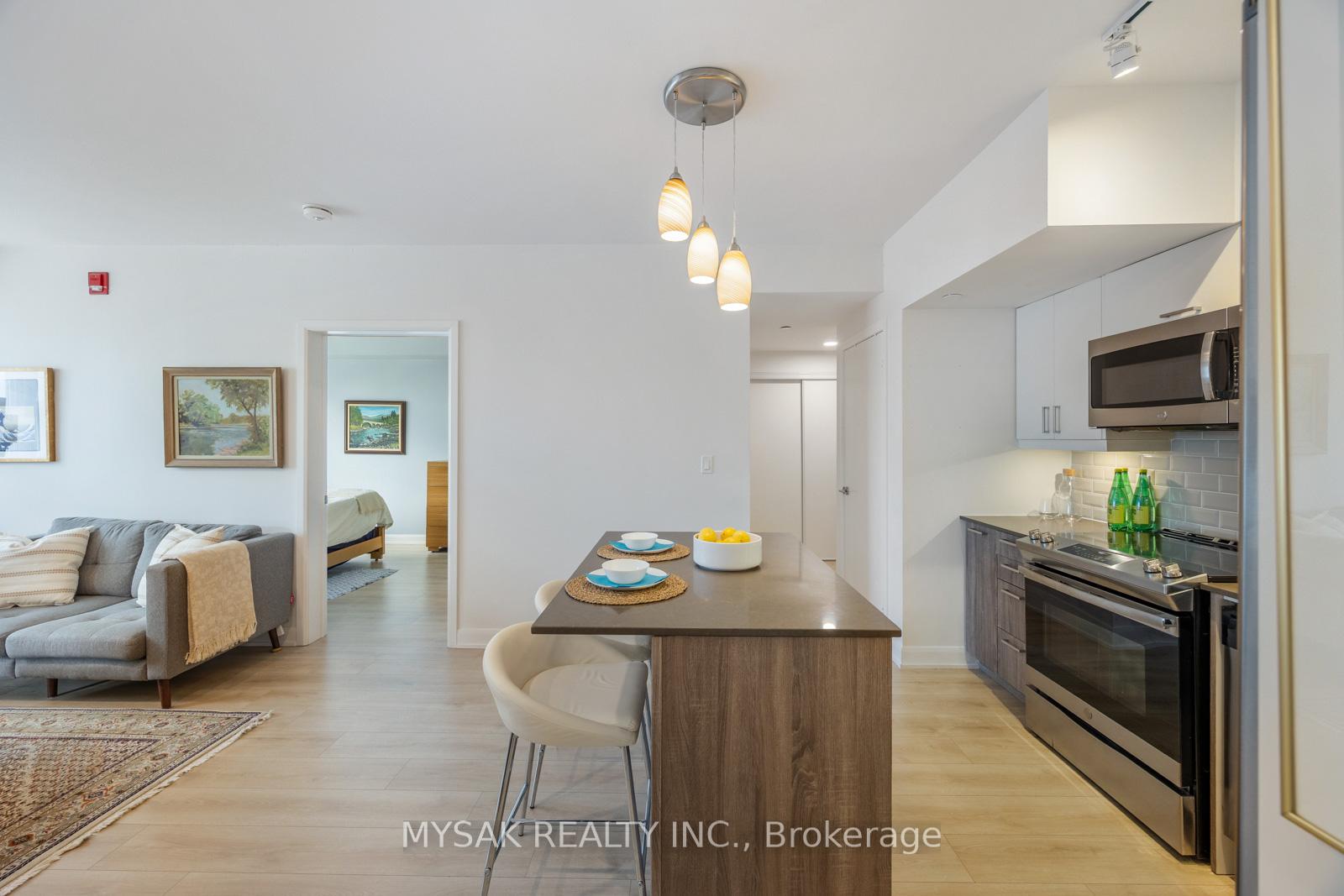 2 Bedrooms Condo at 385 Osler, Toronto For sale