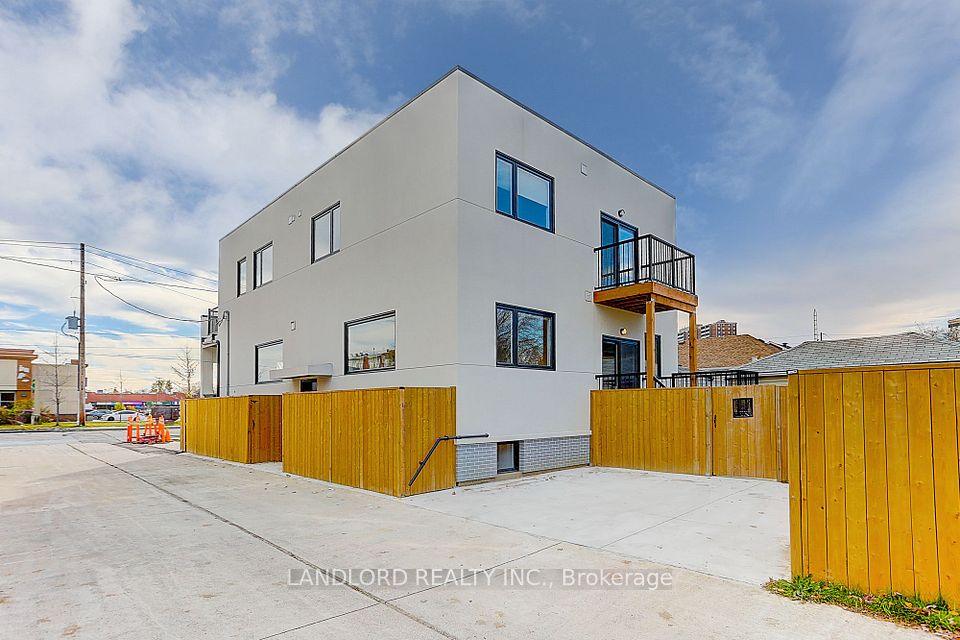 #Lowr Rr - 2004 Lawrence Avenue, Toronto, ON M9N 1H4
