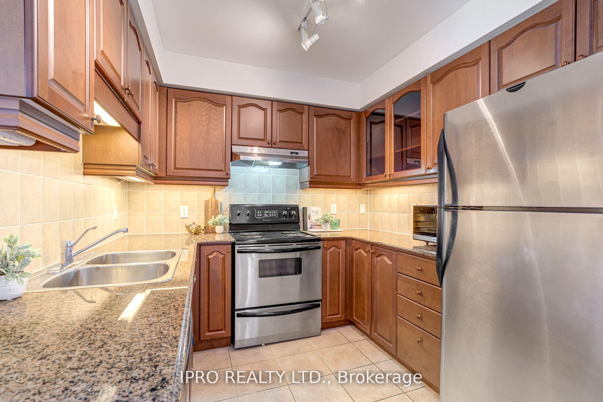 2 Bedrooms Condo at 1 Maison Parc, Vaughan For sale