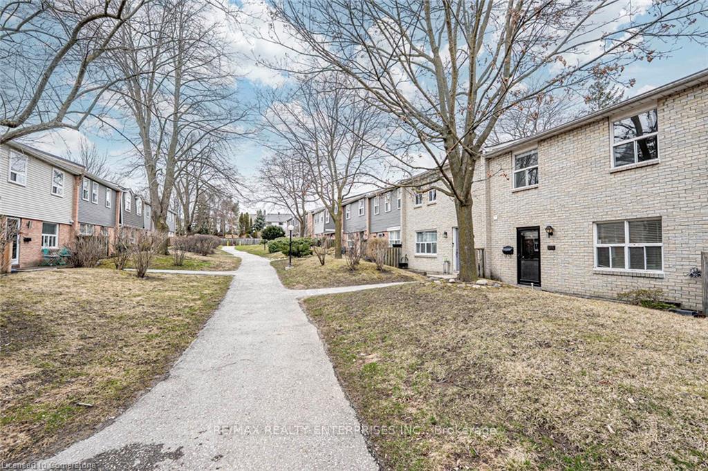 4 Bedrooms Condo at 1050 Shawnmarr, Mississauga For sale