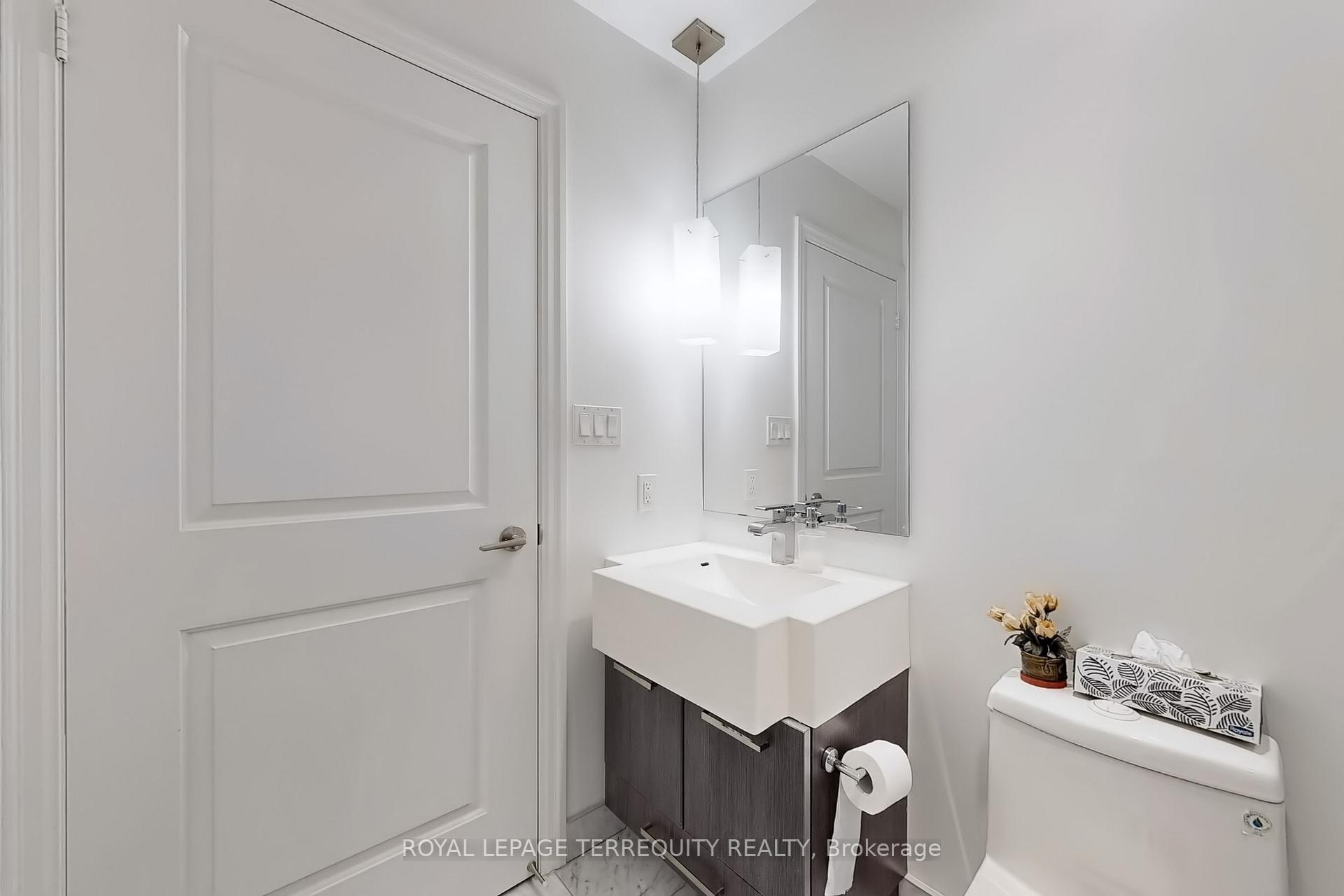 2 Bedrooms Condo at 8 The Esplanade, Toronto For sale