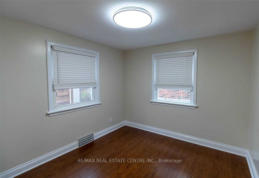 27 Hollywood Street N