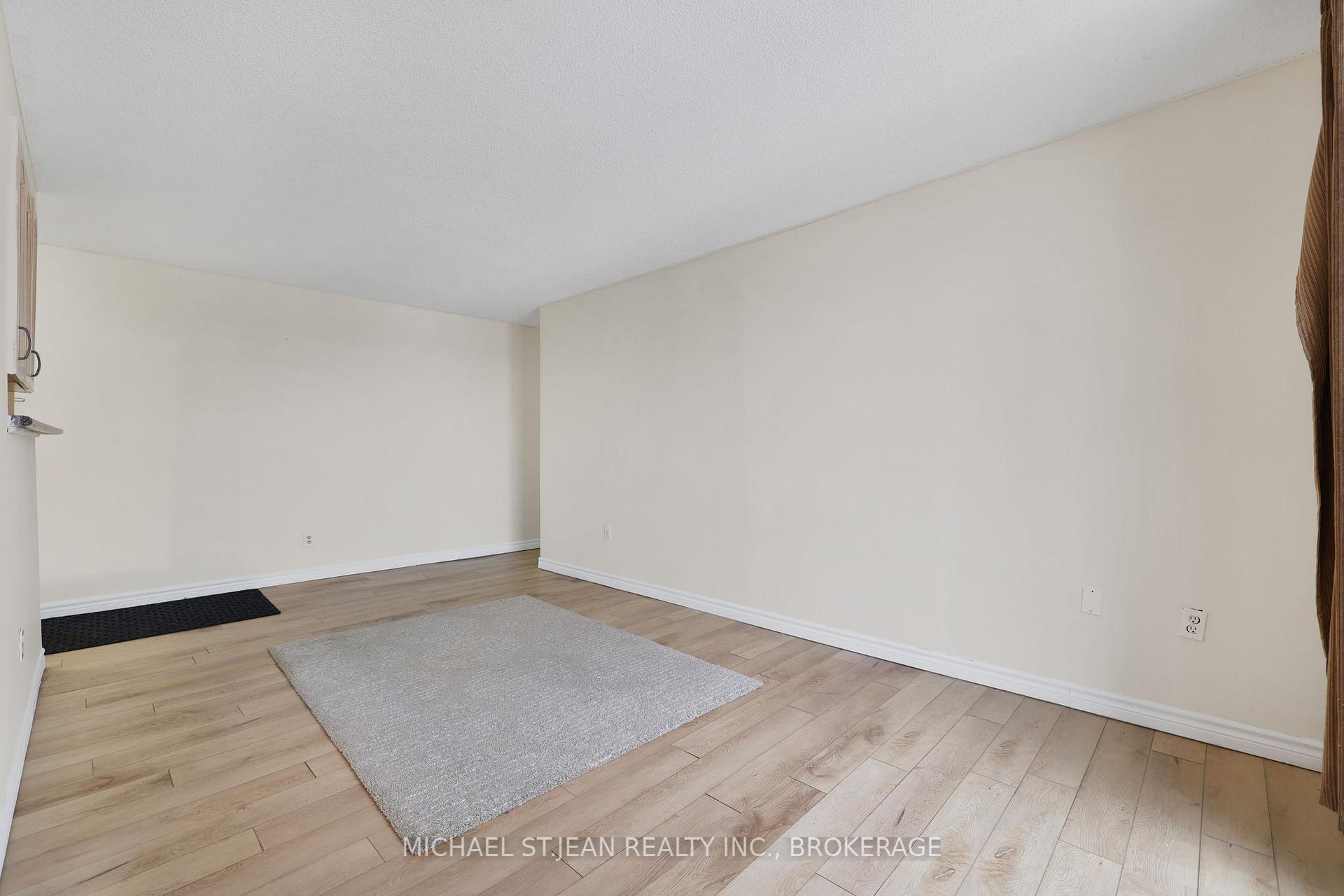 2 Bedrooms Condo at 851 Queenston,  Hamilton For sale
