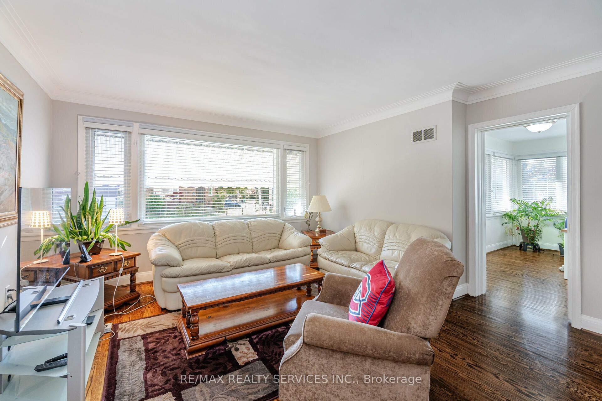 18 Wellington Street W