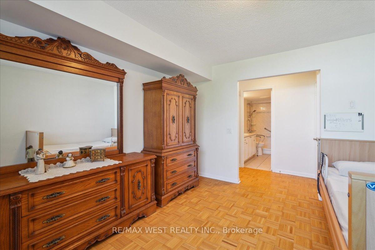 2 Bedrooms Condo at 2502 Rutherford, Vaughan For sale