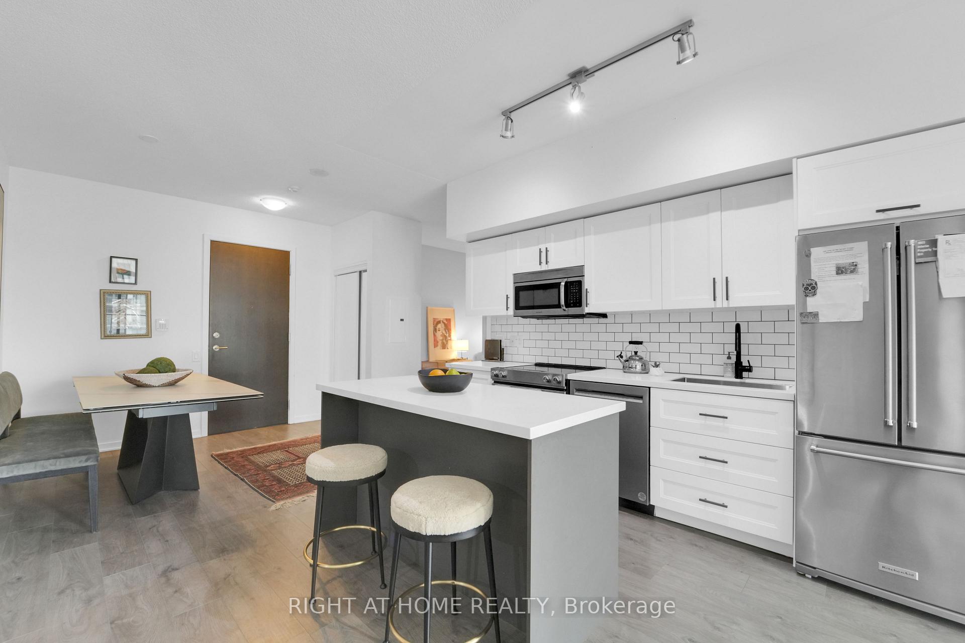 2 Bedrooms Condo at 105 THE QUEENSWAY, Toronto For sale