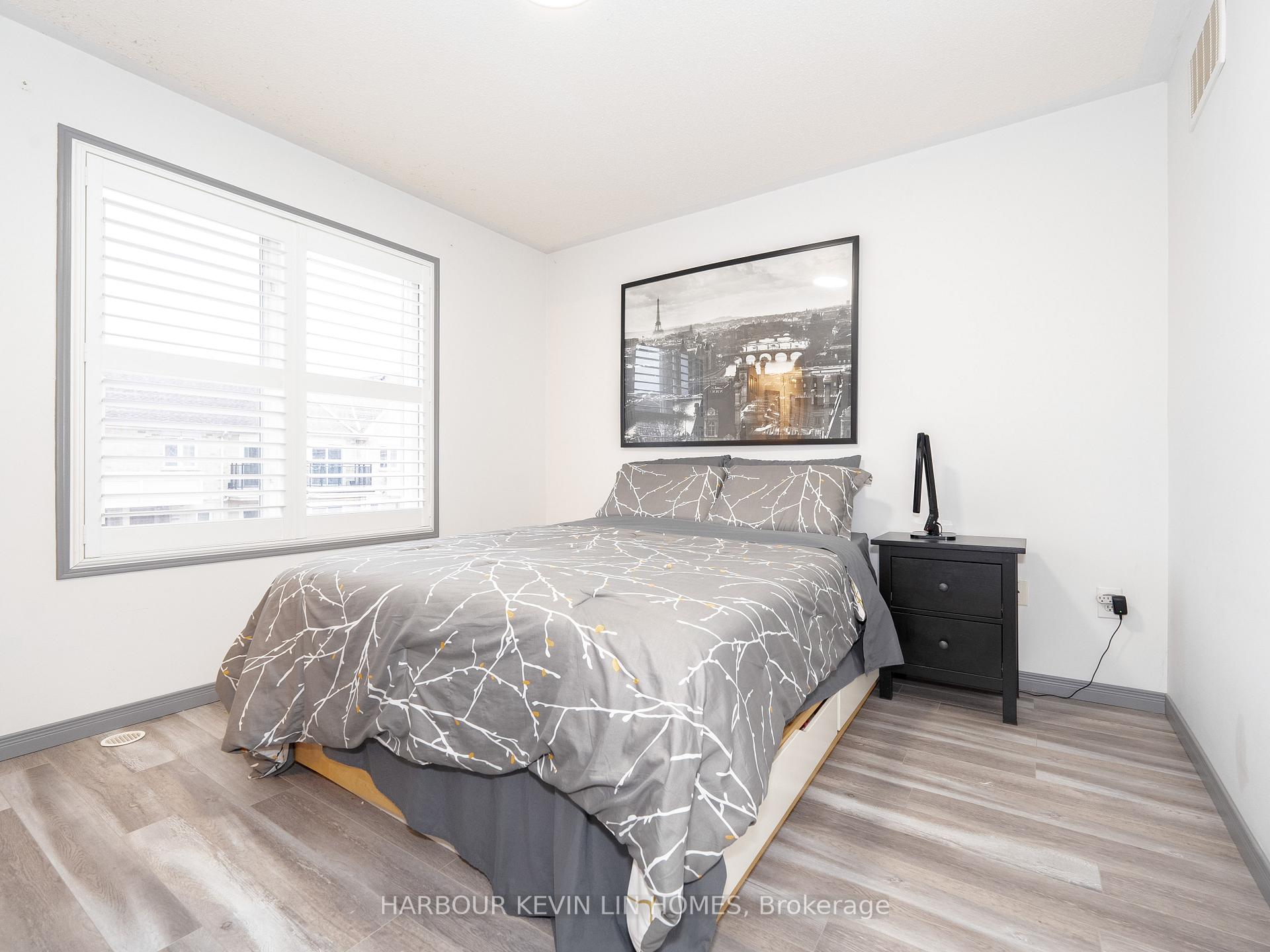 3 Bedrooms Condo at 4975 Southampton, Mississauga For sale