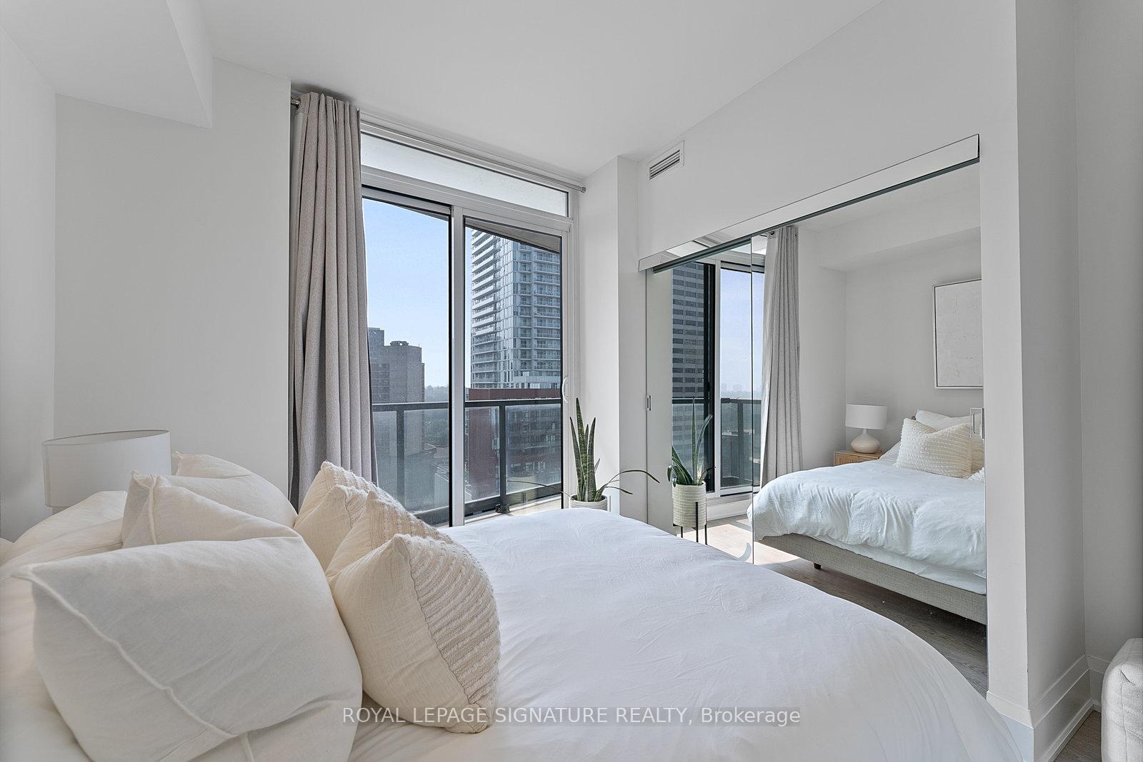 2 Bedrooms Condo at 30 Roehampton, Toronto For sale