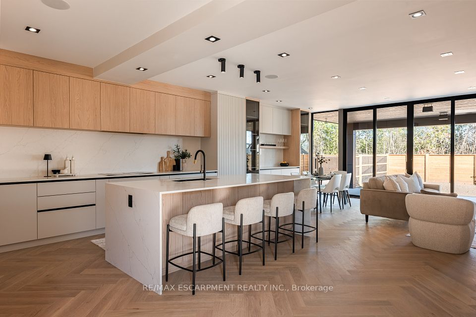 696 Montbeck