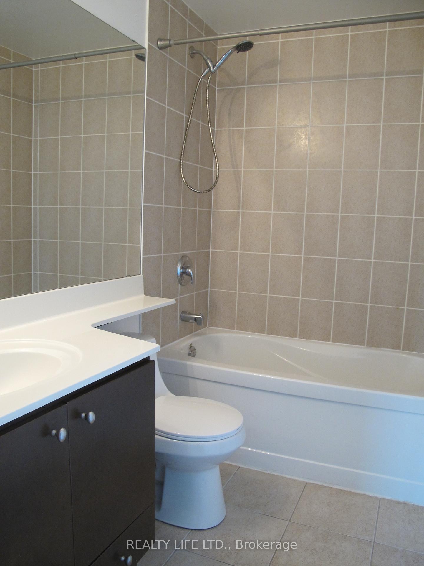 2 Bedrooms Condo at 60 Absolute, Mississauga For sale