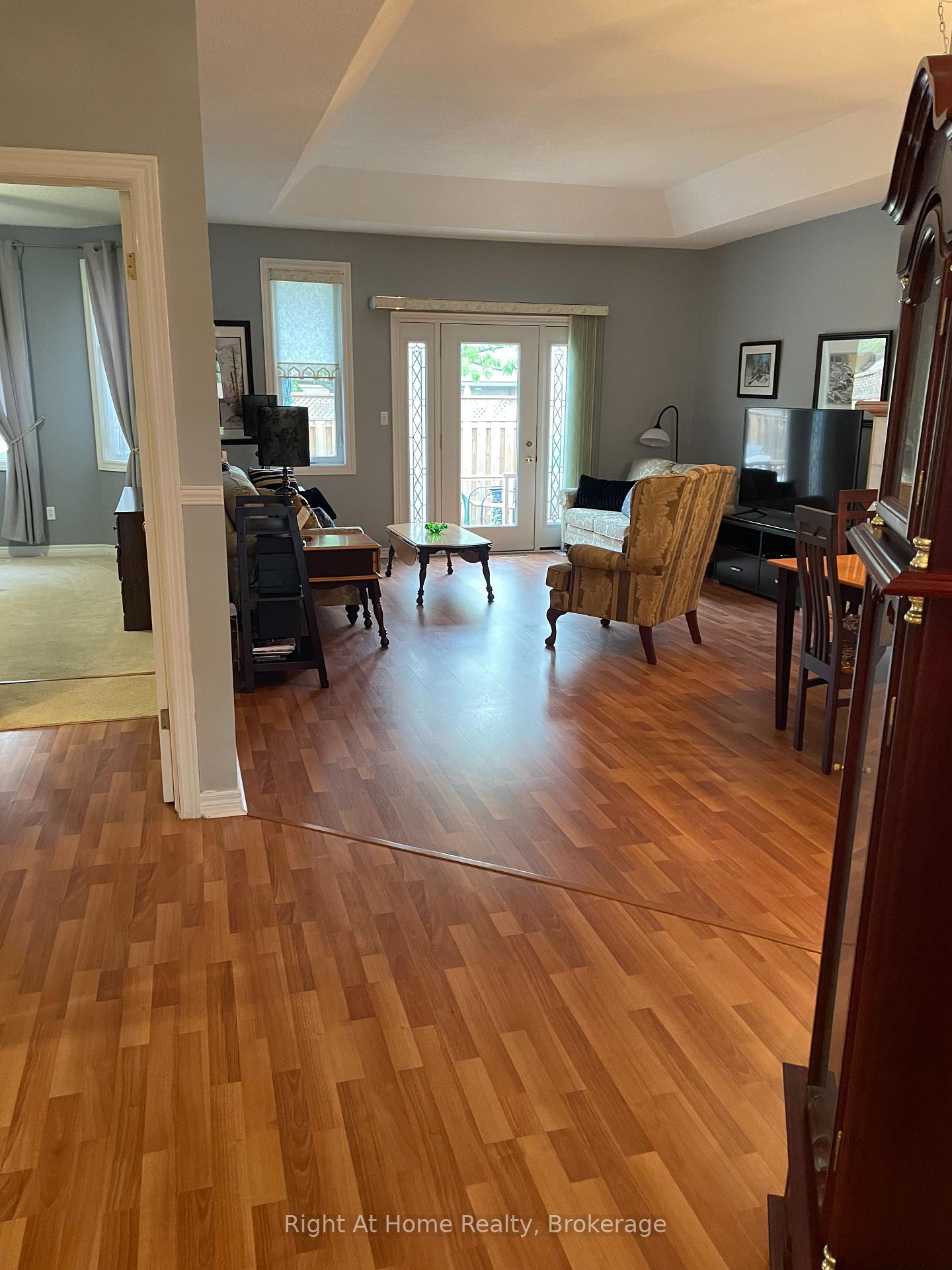 2 Bedrooms Condo at 84 Greentrail, Hamilton For sale