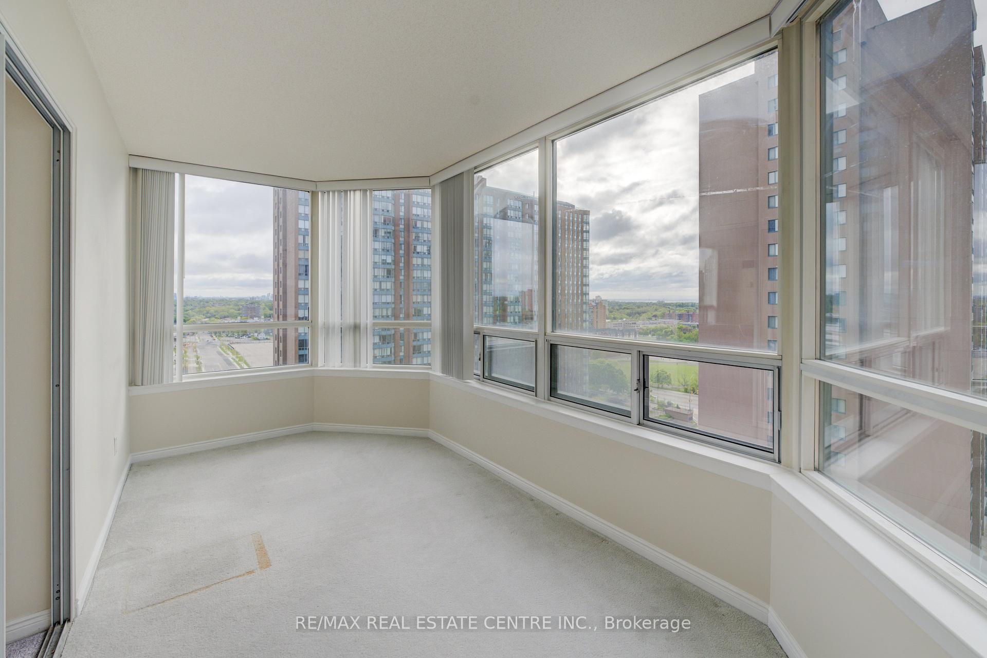 2 Bedrooms Condo at 135 Hillcrest, Mississauga For sale
