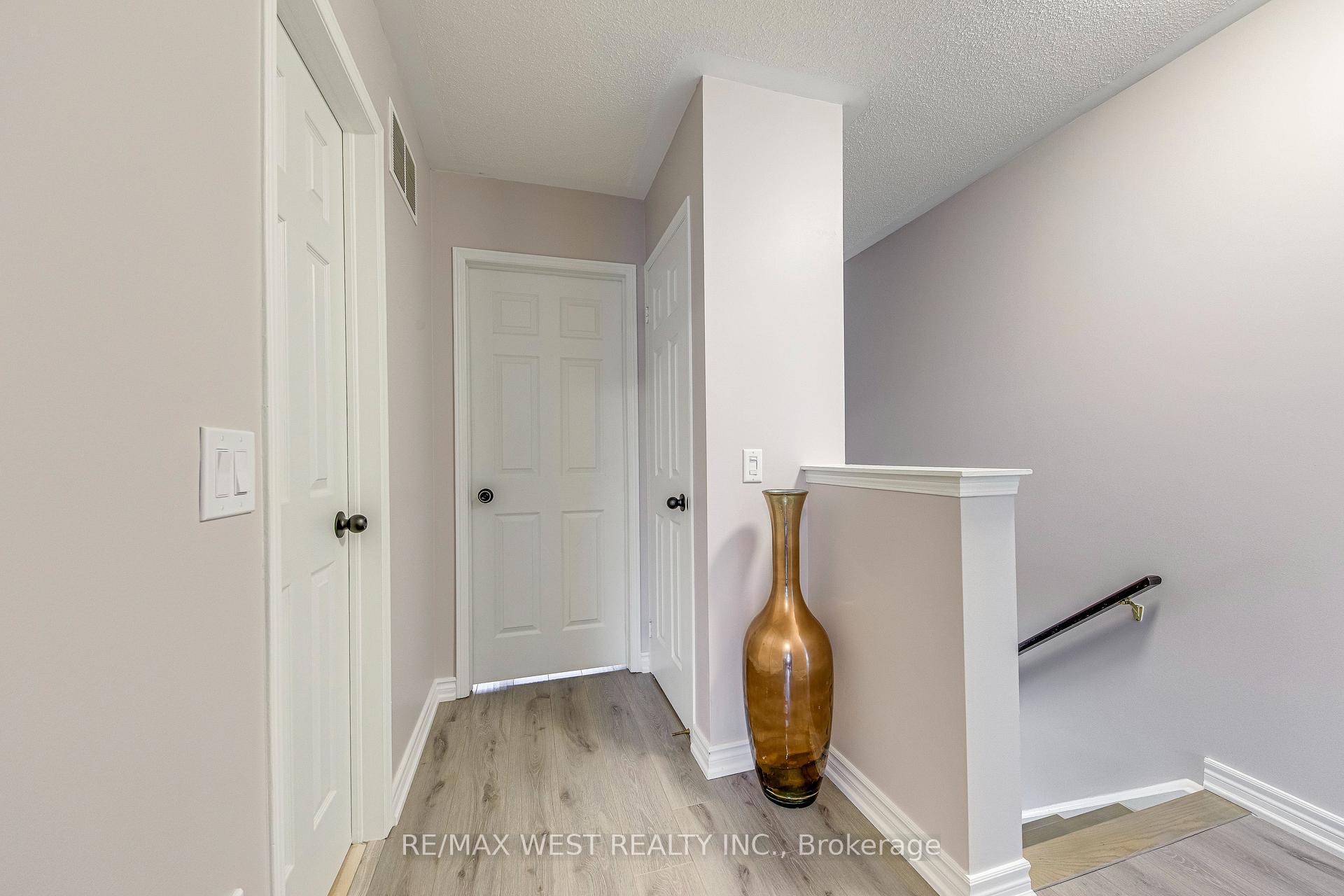 3 Bedrooms Condo at 50 Strathaven, Mississauga For sale