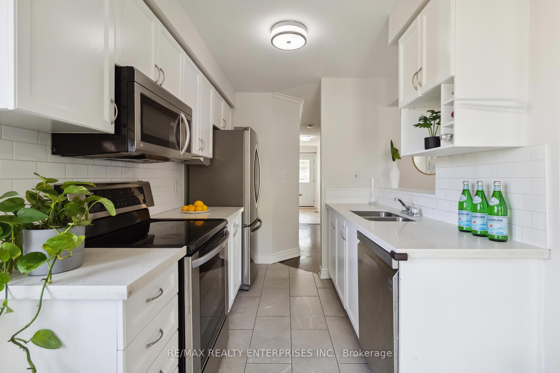 3 Bedrooms Condo at 1588 South Parade, Mississauga For sale