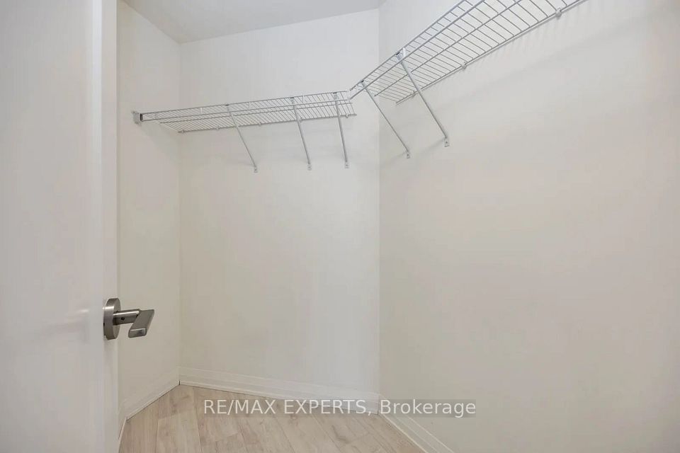 9000 Jane Street 902