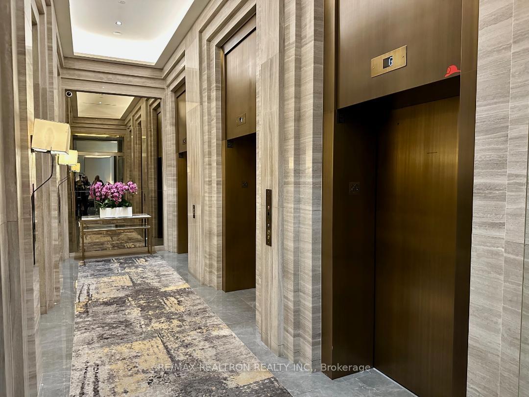 2 Bedrooms Condo at 88 Cumberland, Toronto For sale