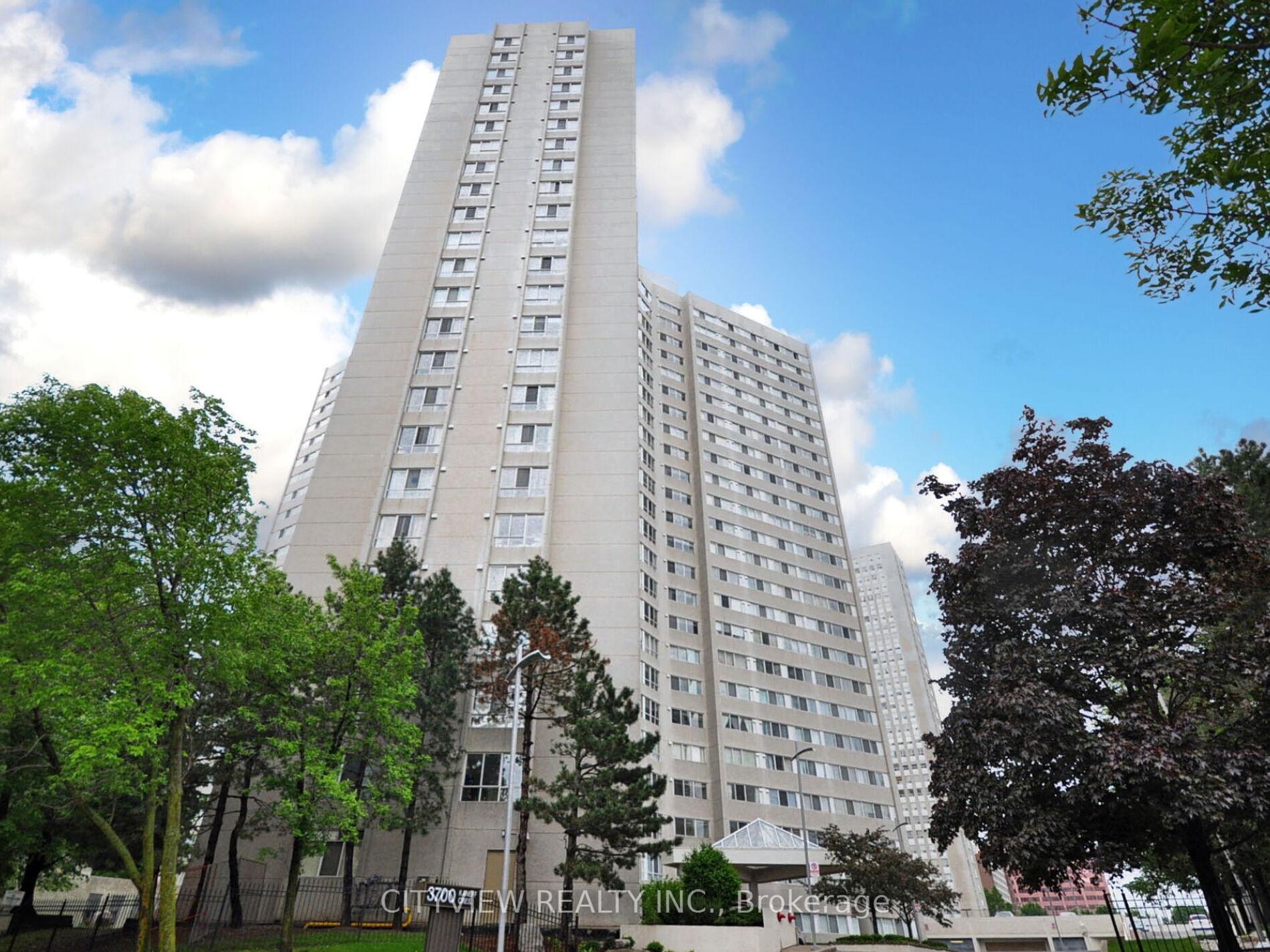 3 Bedrooms Condo at 3700 Kaneff, Mississauga For sale