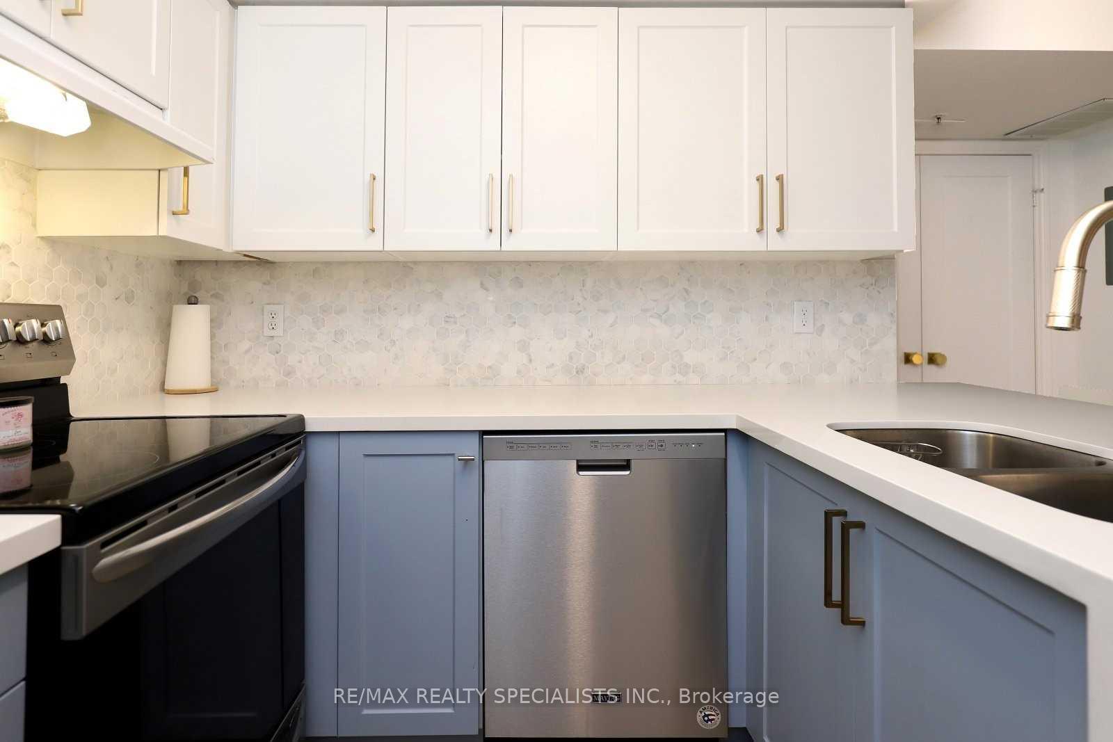 2 Bedrooms Condo at 1470 Bishops, Oakville For sale