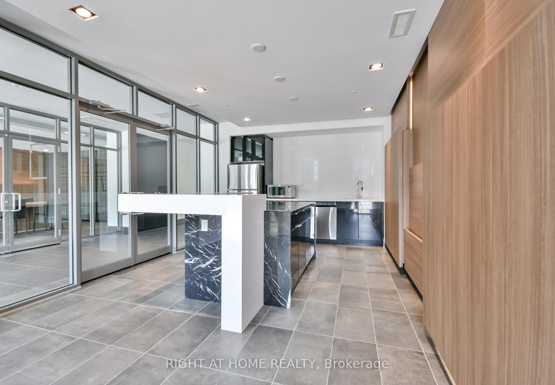 3 Bedrooms Condo at 5230 Dundas, Burlington For sale