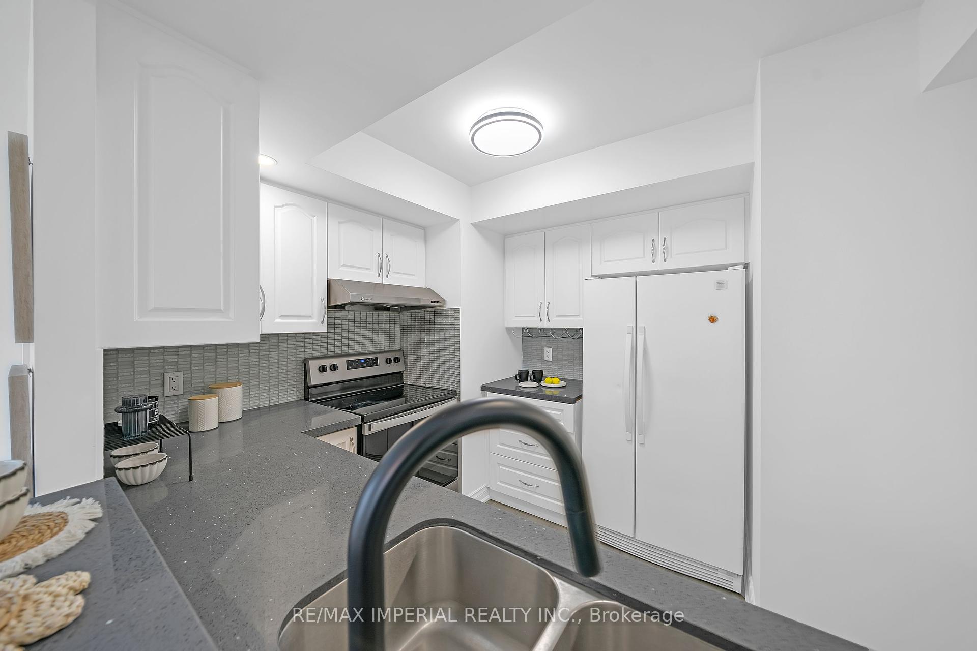 2 Bedrooms Condo at 5 northtown, Toronto For sale