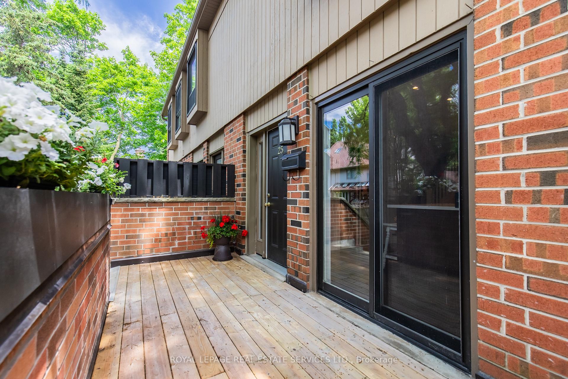 3 Bedrooms Condo at 3122 Lakeshore, Oakville For sale