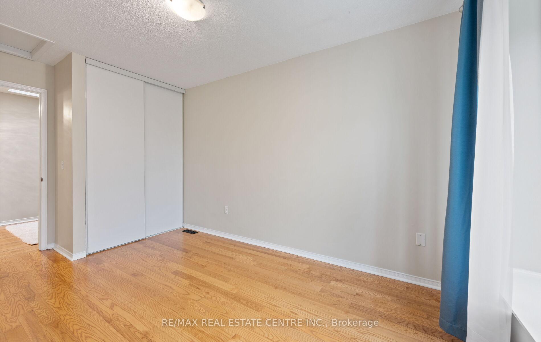 4 Bedrooms Condo at 5030 Heatherleigh, Mississauga For sale