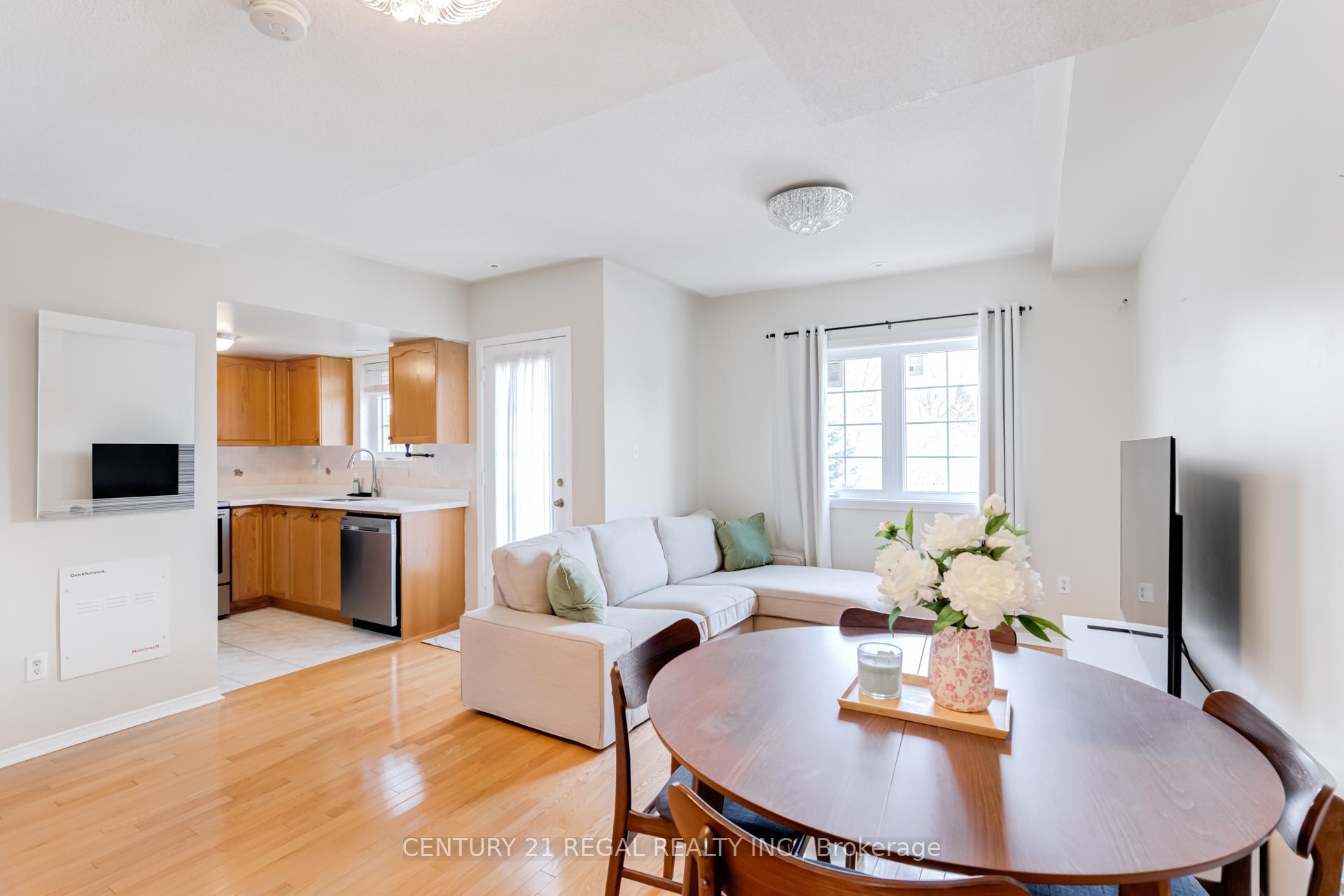 3 Bedrooms Condo at 42 Pinery,  Toronto For sale
